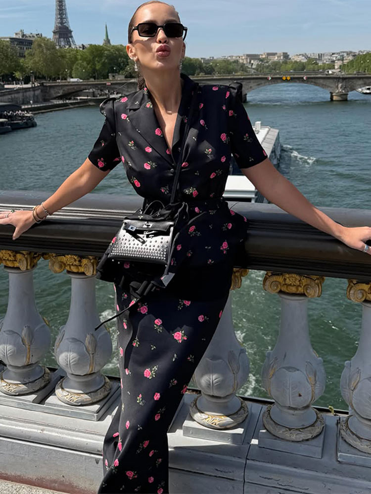 Women'S Fashion Trends Spring 2026 - Çiçek Desenli Blazer Ceket Etek Takımları